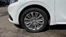 Peugeot 208 1.2 PureTech 82 Signature 5dr [Start Stop] Petrol Hatchback